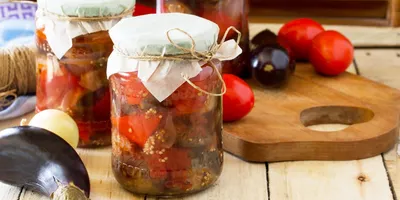 Салат из баклажанов с перцем, помидорами и луком на зиму: рецепт - Лайфхакер
