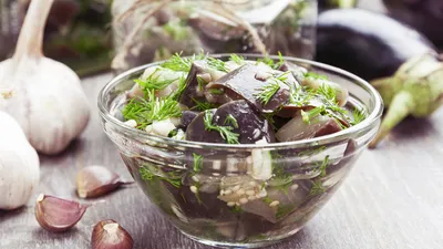 Салат из баклажанов с огурцами и помидорами на зиму: рецепт самой вкусной и  необычной закуски | FoodOboz