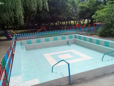 современный бассейн в саду с пальмами для отдыха туристов рядом с отелем.  летний каскальный стул. Стоковое Фото - изображение насчитывающей солнце,  лежак: 237095542