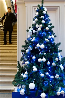 Елка с синими и белыми шарами фото идеи для декора аэрозолями