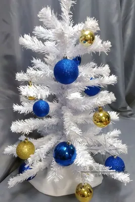 Белая рождественская елка украшенная с голубыми шариками Стоковое Фото -  изображение насчитывающей зеленый, празднично: 141960564