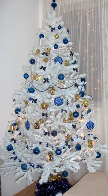Белоснежные ёлочки в аренду (новогодние шары синие, белые, красные,  золотые) - Артмикс Дизайн