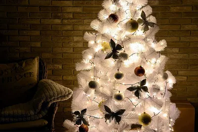 Белая рождественская елка украшенная с деревенскими ручной работы  орнаментами Стоковое Изображение - изображение насчитывающей рука,  золотисто: 79584157