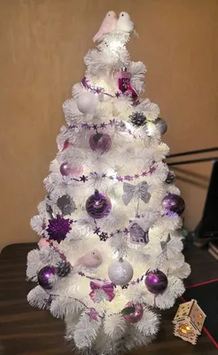 белые елки с украшениями похожими на снег показаны слева, Белая новогодняя елка  украшенная картинка, Рождественская елка, рождество фон картинки и Фото для  бесплатной загрузки
