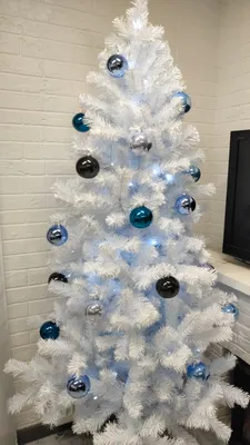 Красиво украшенная новогодняя елка с подарками возле белой стены ::  Стоковая фотография :: Pixel-Shot Studio