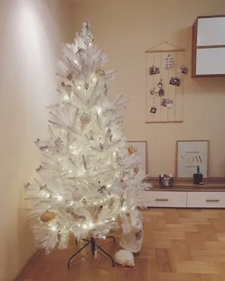 Белая ёлка | Holiday decor, Ceiling lights, Christmas tree