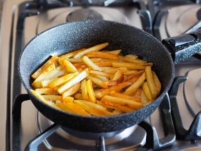 Как пожарить картошку с золотистой корочкой на сковороде вкусно и  правильно: лучшие рецепты