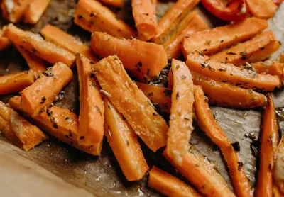 Альтернатива картофелю-фри: рецепт полезной хрустящей моркови в духовке -  МЕТА