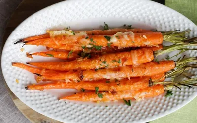 Рецепт салата с морковью и чесноком: какой вкусный салат приготовить из  моркови | FoodOboz