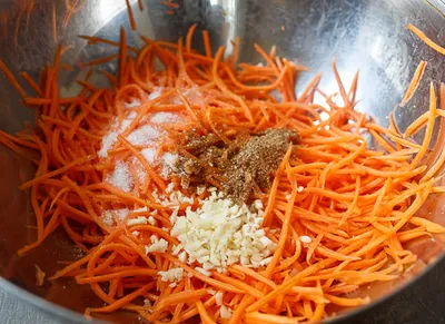 Салат из моркови с чесноком и йогуртом - Лайфхакер