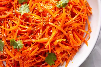 Салат из редьки и моркови со сметаной