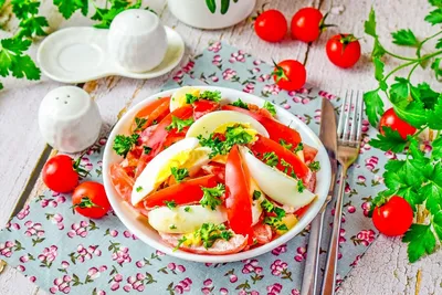 Лёгкий куриный суп с яйцами и помидорами: рецепт - Лайфхакер