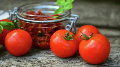 Как легко и просто приготовить летний салат из помидоров?