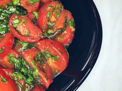 Салат с помидорами и красным луком