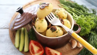 Жареные пирожки из картофельного теста с сосисками на сковороде: рецепт -  Лайфхакер