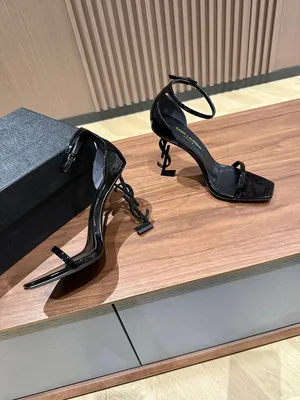 Босоножки на стильном высоком каблуке, черные Yves Saint Laurent купить за  6596 грн в магазине UKRFashion. Товары бренда Yves Saint Laurent. Лучшее  качество