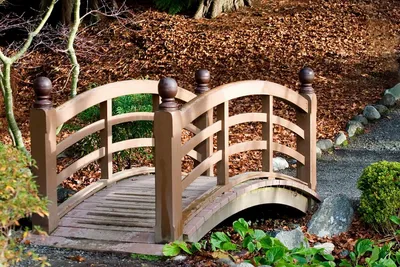 Как украсить сад с помощью декоративного мостика — Roomble.com