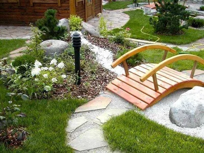 Как украсить сад с помощью декоративного мостика — Roomble.com