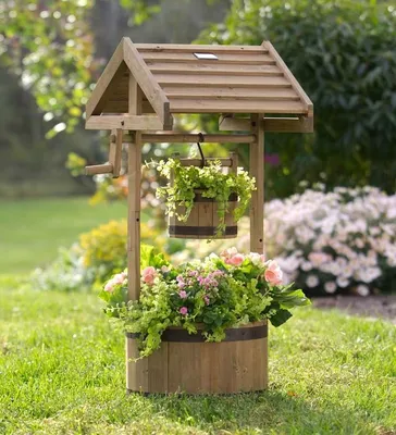 декоративные деревянные изделия для сада и дачи, колодец и тележка Stock  Photo | Adobe Stock