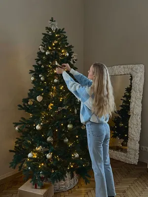Девушка наряжает елку фото фото