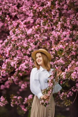 Девушка в цветущем яблоневом саду | Позы моделей, Фотосессии девушек,  Мужские фотографии позы