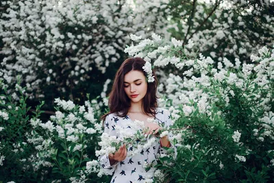 портрет красивой женщины в цветущем саду. девочка в саду. фото сзади  Стоковое Фото - изображение насчитывающей цветки, наслаждение: 217764588