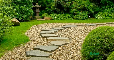 Дорожки из природного декоративного камня в саду: укладка булыжника - 12  фото