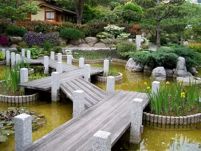 Японский сад камней на участке загородного дома или дачи