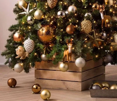 Новогодняя елка простояла год в доме новосибирца | Пикабу