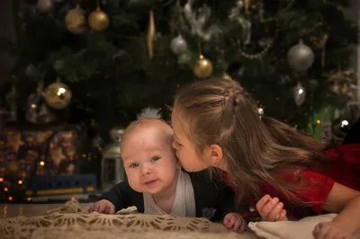 Дети ждут чудо в Новый год. С новым годом! Счастливого Рождества!  Новогодняя елка с рождественскими игрушками. Брат с сестрой наряжают елку.  Stock Photo | Adobe Stock