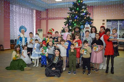 Дети стоят у новогодней елки | РИА Новости Медиабанк