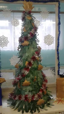Стеклянная винтажная рождественская елка зеленого цвета игрушки на открытой  ладони руки Стоковое Фото - изображение насчитывающей ретро, показано:  78875154