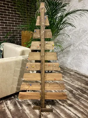 Деревянная лестница в квартире украшена ветвями новогодней елки : Мягкие и  бежевые подсвечники подушек и Ecofriendly Стоковое Фото - изображение  насчитывающей выбор, ткань: 203423670