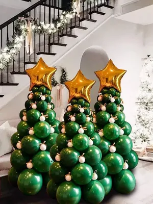 Интерьер рождество дома лестница украшен ветвями елки и игрушки, н..  Красная дверь Стоковое Изображение - изображение насчитывающей ново, сезон:  189154835