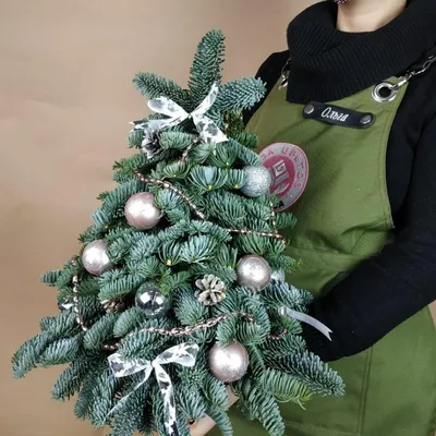 Маленькая новогодняя ёлка купить с доставкой по цене 4526 ₽ в Нижнем  Новгороде | Букеты от База Цветов 24
