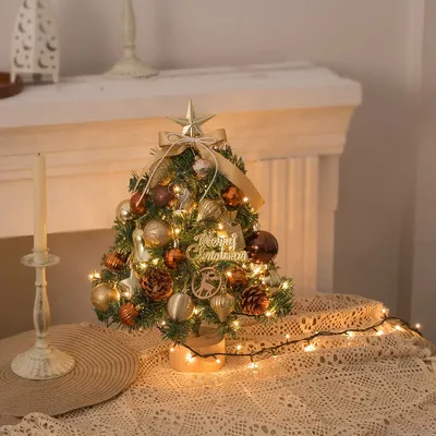 Маленькая новогодняя елка с игрушками, свечой и светящимися огнями на столе  в гостиной :: Стоковая фотография :: Pixel-Shot Studio