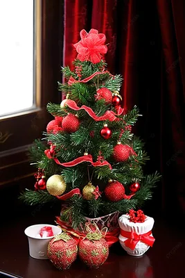 Украшения новогодней елки : Маленькая елка и Glittery шарики на белом фоне  Стоковое Фото - изображение насчитывающей зима, снежок: 204832426
