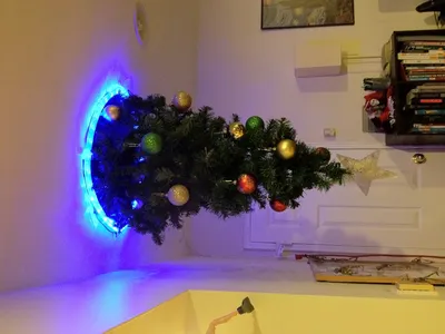 Так вот почему в Европе новогодние елки ставят вверх тормашками: причин  сразу три - Лента новостей Новокузнецка