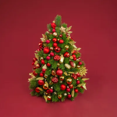 Стильное украшение рождественской елки в красных и золотых тонах Стоковое  Изображение - изображение насчитывающей сезон, святки: 104956523