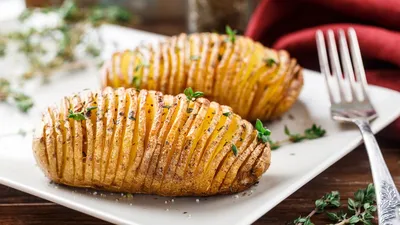 Картошка-гармошка Очень вкусная фаршированная запеченная картошка. Отличный  гарнир к любому блюду. Картофель (молодой, 6 небольших ) … | Шампиньоны,  Гарниры, Зелень