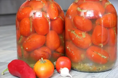 Зелёные помидоры с морковью и перцем на зиму - Лайфхакер