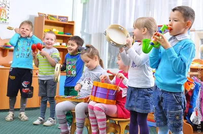 Радостные, танцующие занятия для детей в детском саду Стоковое Фото -  изображение насчитывающей восторженно, девушка: 212317712