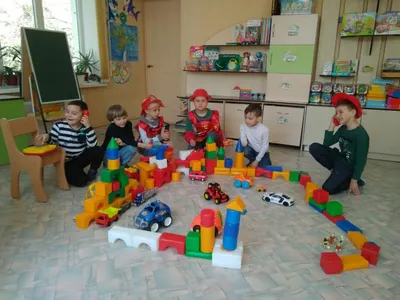 Счастливые дети в детском саду Группа детей играет в игрушки с воспитателем детского  сада Детский урок в крехе Стоковое Изображение - изображение насчитывающей  счастливо, образование: 158624331