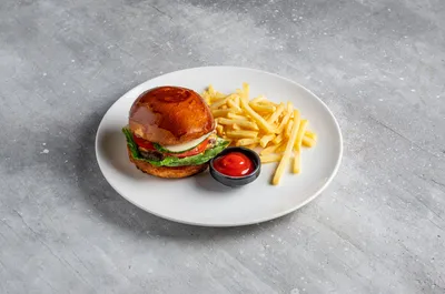 тарелка гамбургера и картошки фри Стоковое Фото - изображение насчитывающей  ресторан, деревянно: 220401508