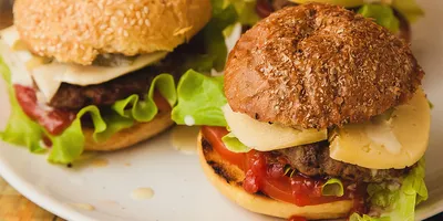 Набор Burger King есть картошка фри гамбургера французский на деревянном  столе Редакционное Изображение - изображение насчитывающей дело, картошка:  169639280