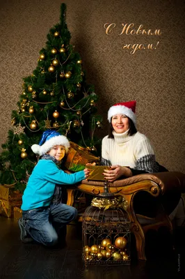 Новогодние подарки лежат под елкой. Заснеженная елка в белых и серебряных  тонах foto de Stock | Adobe Stock