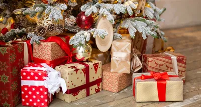Подарки в коробках в упаковке стенде около новогодней елки на деревянном  столе Стоковое Изображение - изображение насчитывающей фе, карточка:  186961735