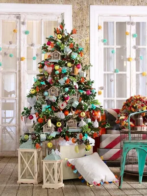 Дети рождества в снегу Эмоции подарок Оягнитесь веселишься около новогодней  елки в помещении Смешно, парень держит подарок Стоковое Изображение -  изображение насчитывающей давать, браслетов: 166281577
