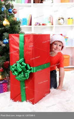 Пробуренная девушка ждать Санта Клаус рядом с ее рождественской елкой  Стоковое Фото - изображение насчитывающей подавлено, чывство: 104745488