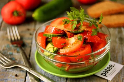 Фото салата из огурцов и помидоров фотографии